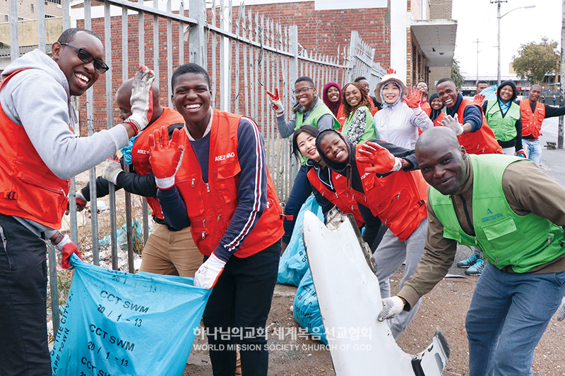 플라스틱 쓰레기를 수거하는 ASEZ WAO 회원들(남아프리카공화국 케이프타운)