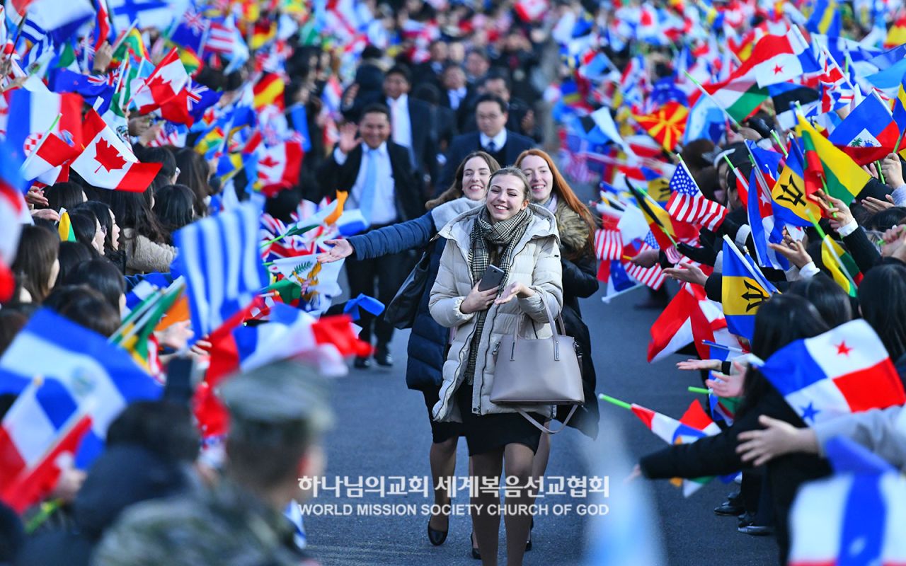 대전서구 하나님의 교회를 방문한 해외 성도들이 환영을 받으며 환하게 웃고 있다.