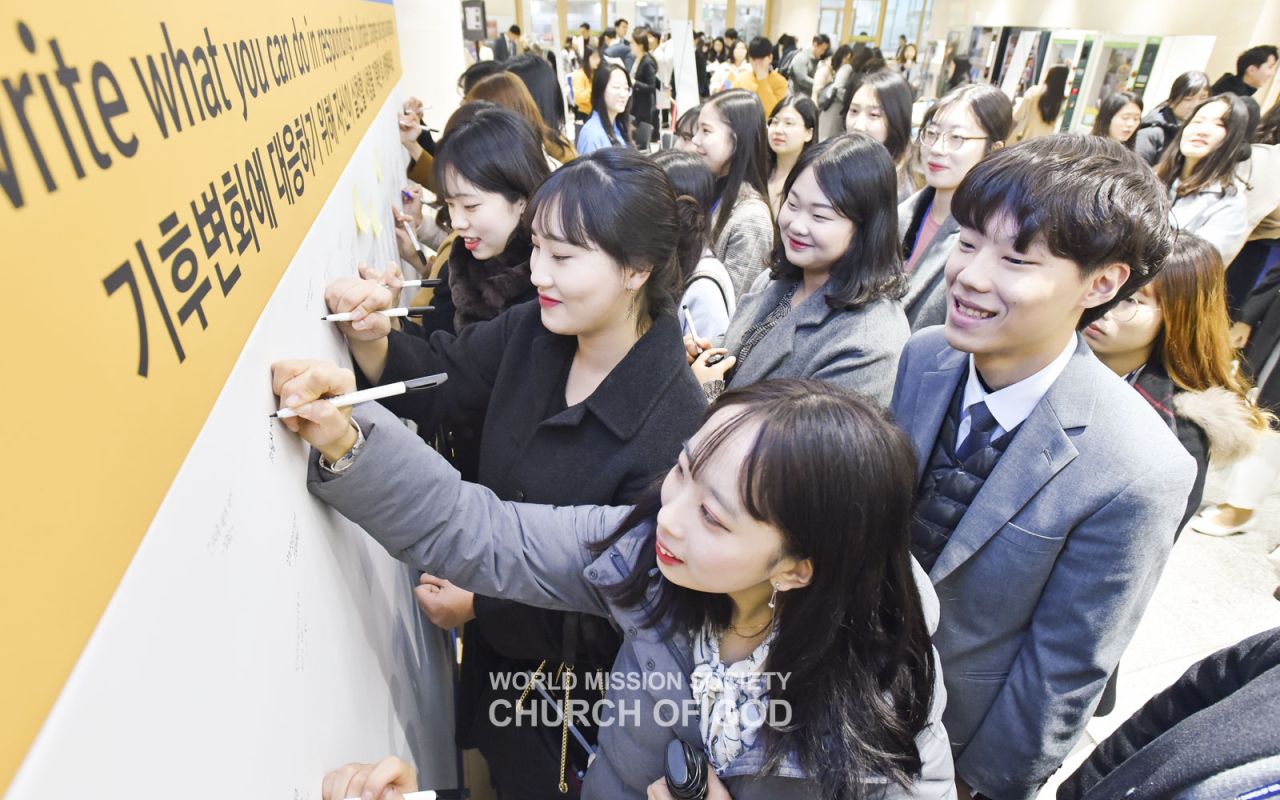 ASEZ members record their action plans for combating climate change.