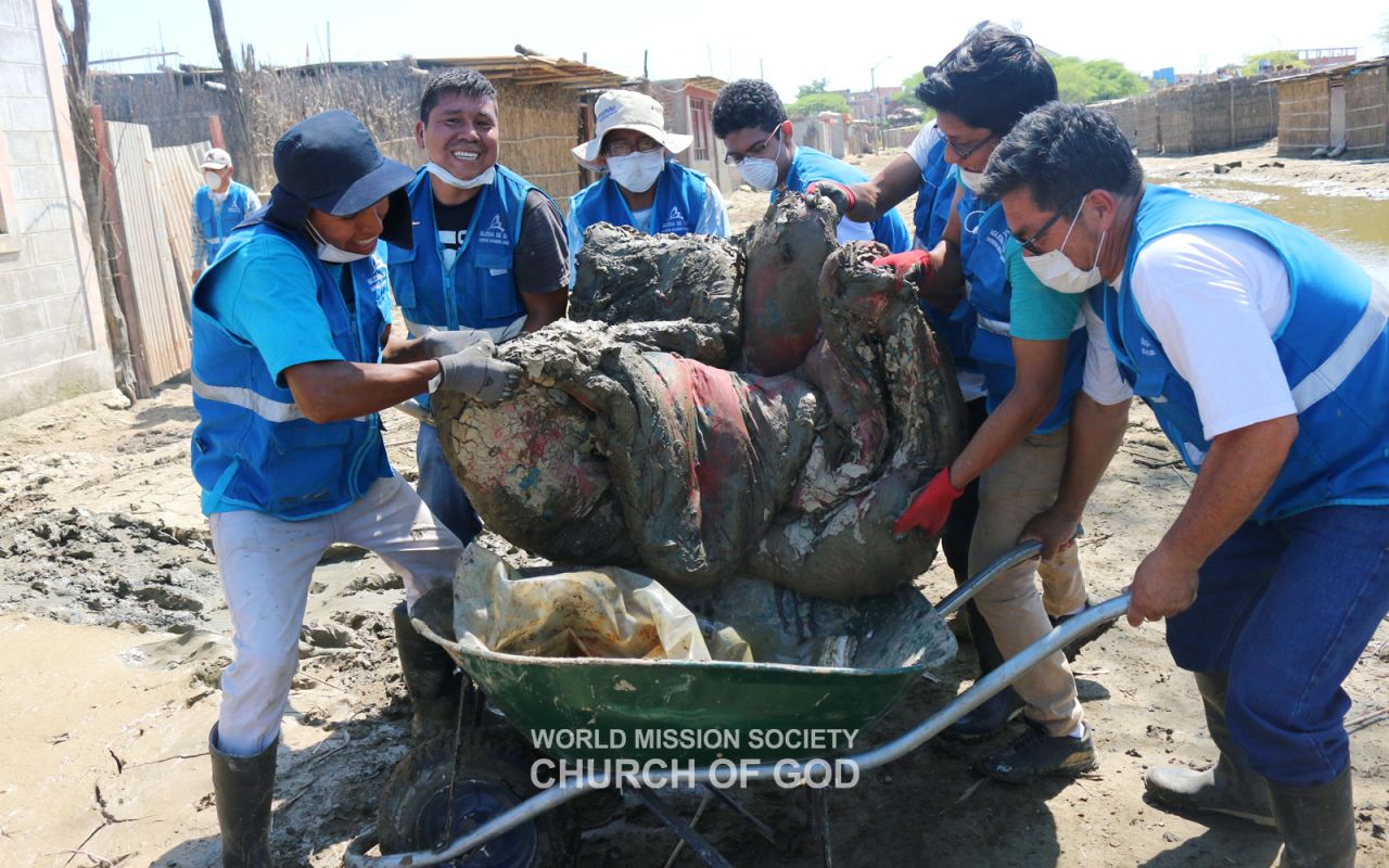 엘니뇨 수해복구 현장에서 리마 일대 성도들이 건물 잔해를 치우고 있다.