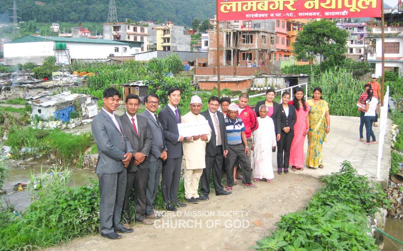 파일:네팔 하나님의 교회-무너진 다리 재건을 위한 성금전달.jpg