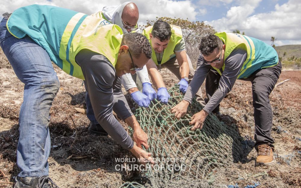 ASEZ WAO members from Puerto Rico clean up Whale Beach.
