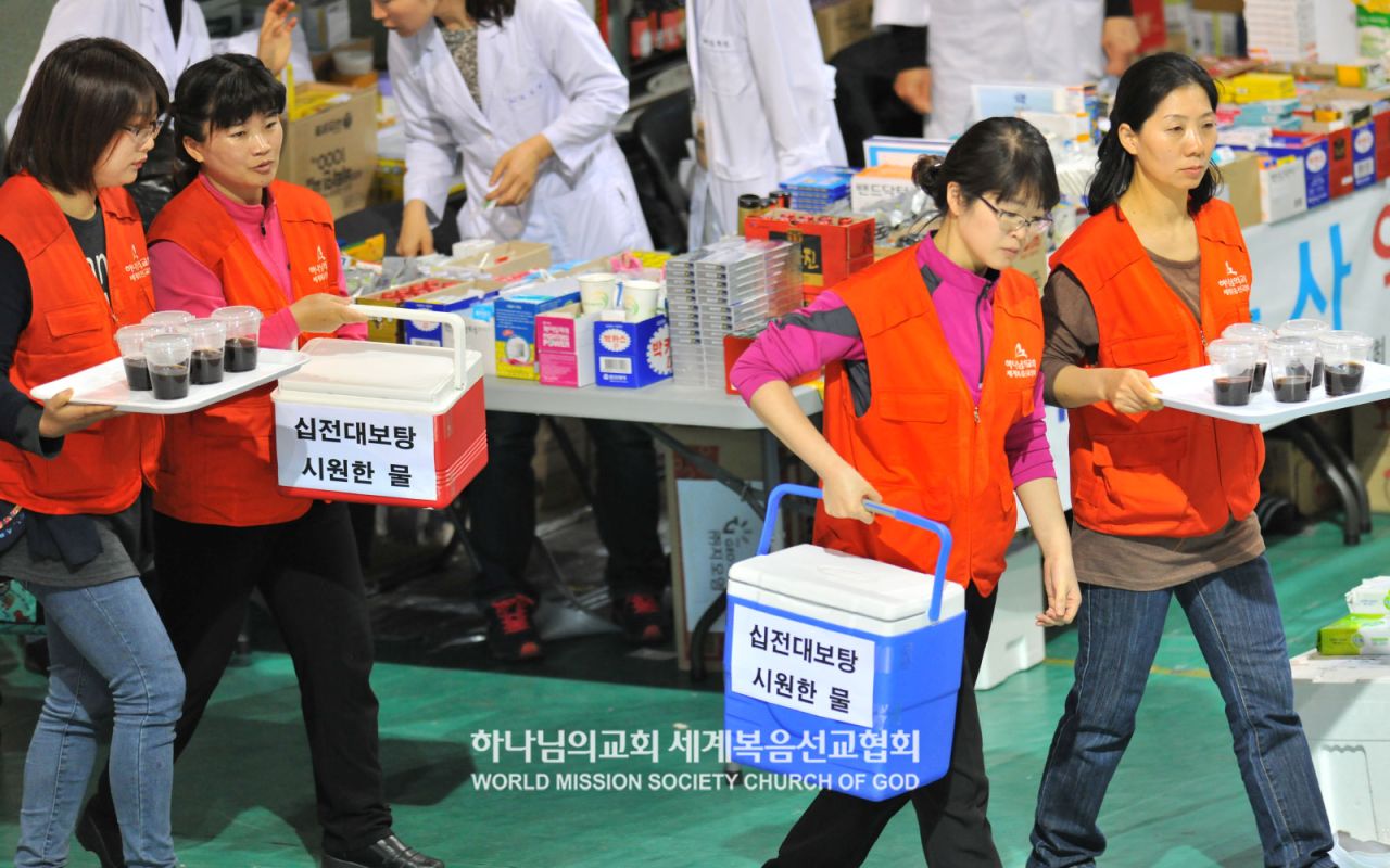 세월호 침몰사고로 실의에 빠진 실종자 가족을 위해 봉사단이 십전대보탕 등을 전달하고 있다.