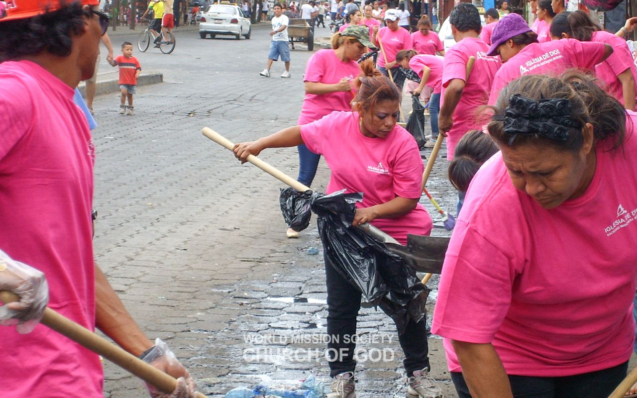 Managua Church Members clean near Roberto Huembes Market