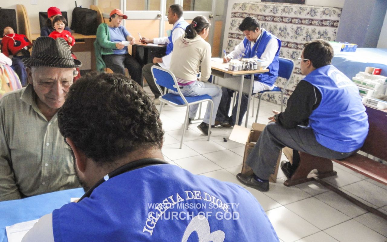 The church members in Guayaquil, Ecuador, make free hair, beauty, and medical service to help victims of the volcano disaster.