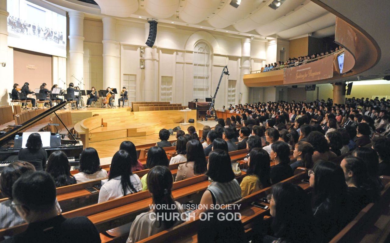 Attendees of the 13th Seminar for Workers held at New Jerusalem Imae Temple are listening to the performance of the Chamber Orchestra.