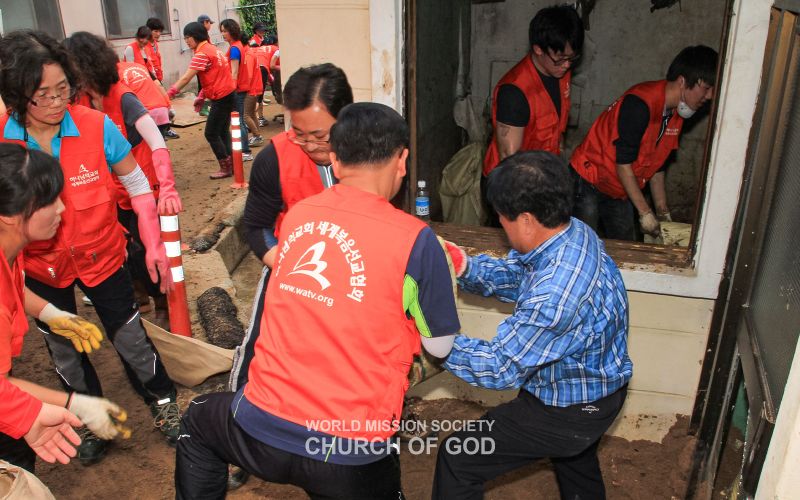 파일:수해복구-온천천과 장안읍 일대-부산기장 하나님의교회.jpg