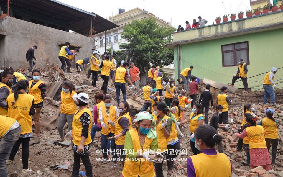 파일:네팔 하나님의 교회-네팔 지진피해복구 자원봉사자들(1).jpg