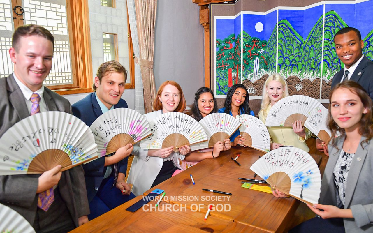 European members experience Korean culture in Hanok Village, Gwangju, Gyeonggi, Korea.