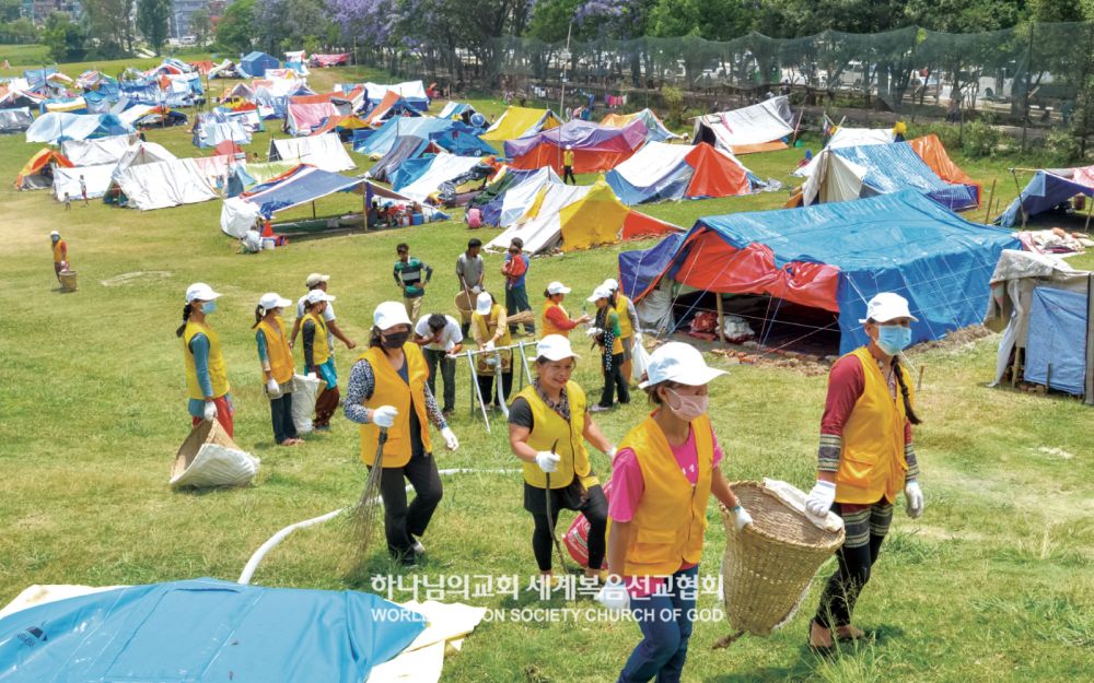 네팔 하나님의 교회는 갈 곳이 없어진 이재민들을 위해 천막 1000동을 기증했다.