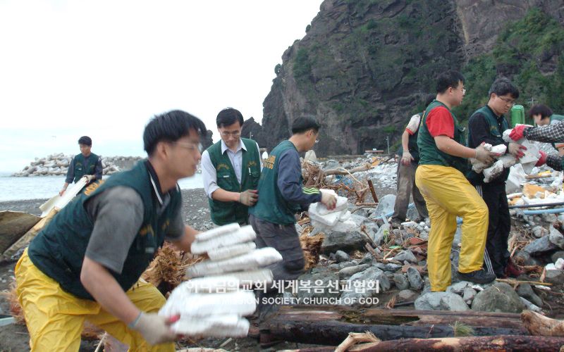 파일:하나님의 교회 경북동부연합회-태풍 나비 피해복구.jpg