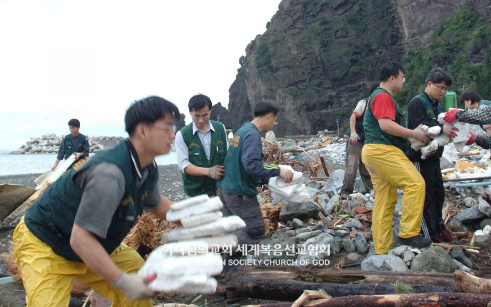 파일:하나님의 교회 경북동부연합회-태풍 나비 피해복구.jpg