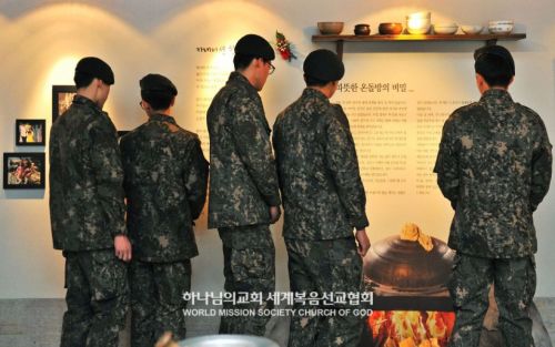 춘천 하나님의 교회에서 열린 '우리 어머니' 글과 사진전을 관람하는 군 장병들