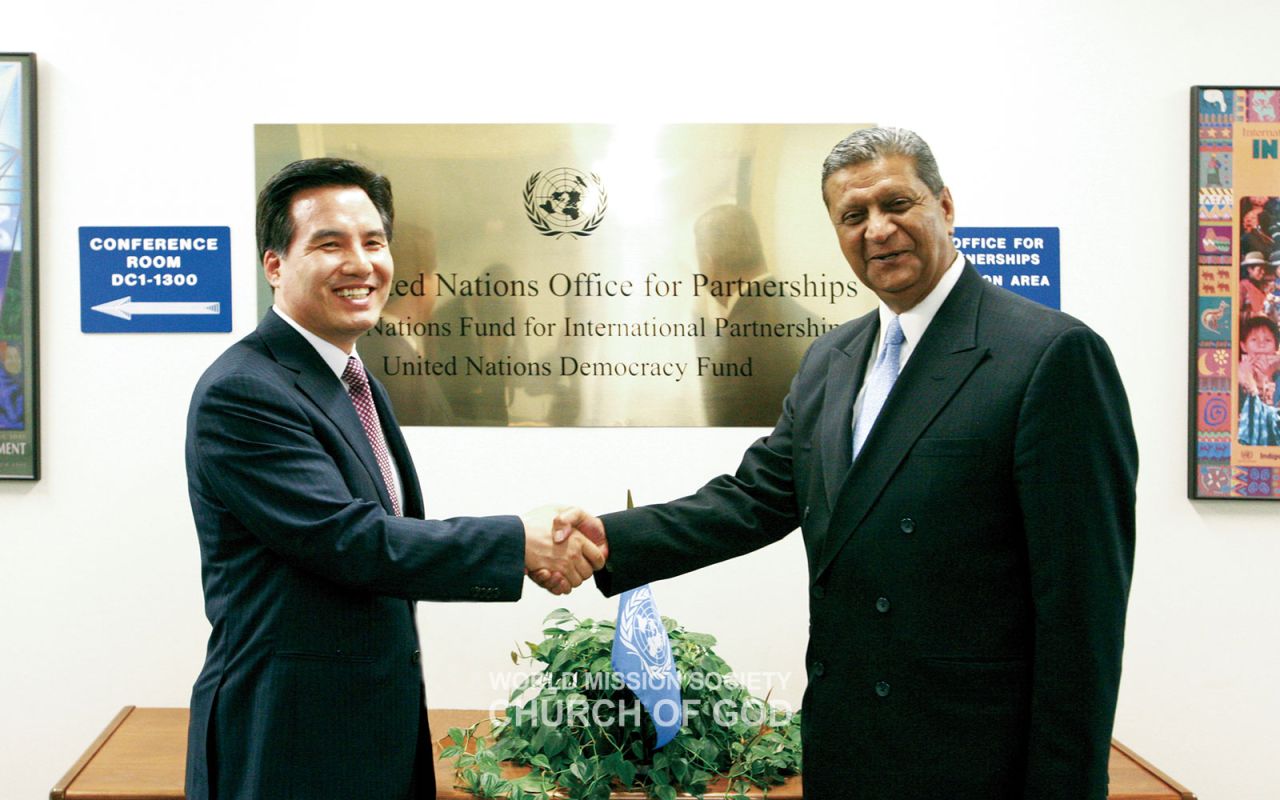 General Pastor Kim Joo-cheol visited the UN Headquarters to deliver donations for Haiti and shakes hands with Amir Dossal, Executive Director of the United Nations Office of Partnerships.