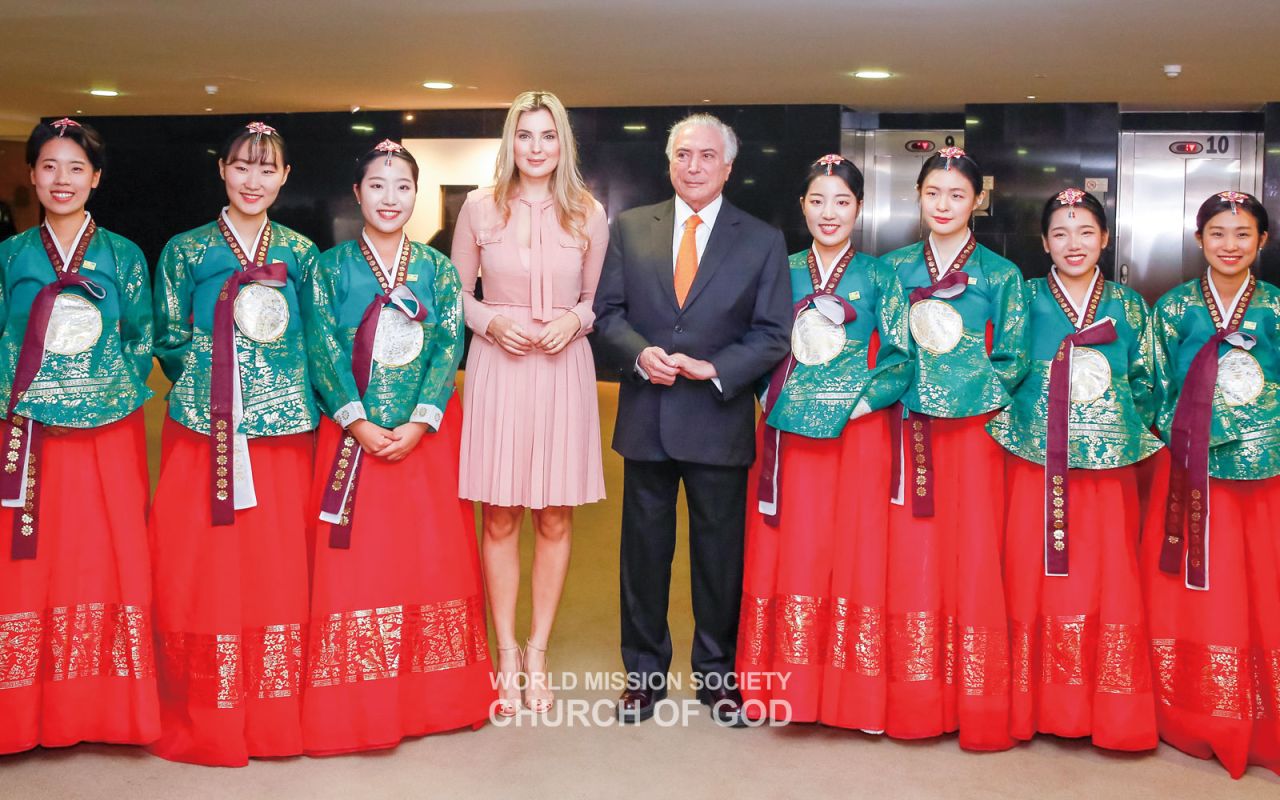 브라질 대통령궁에서 열린 ‘국가 자원봉사자의 날’ 기념식에 초청받은 한국 ASEZ 회원들이 대통령 부부와 기념촬영을 하고 있다.