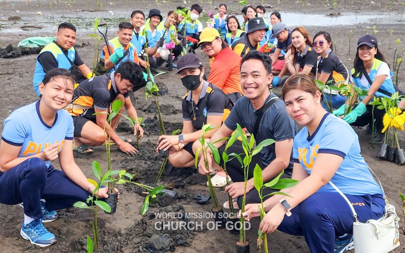 파일:필리핀-다바오 ASEZ-전-세계-제7748차-지구환경정화운동-및-나무심기 마티나-아플라야-타복 20240128 나무심기그룹.jpg