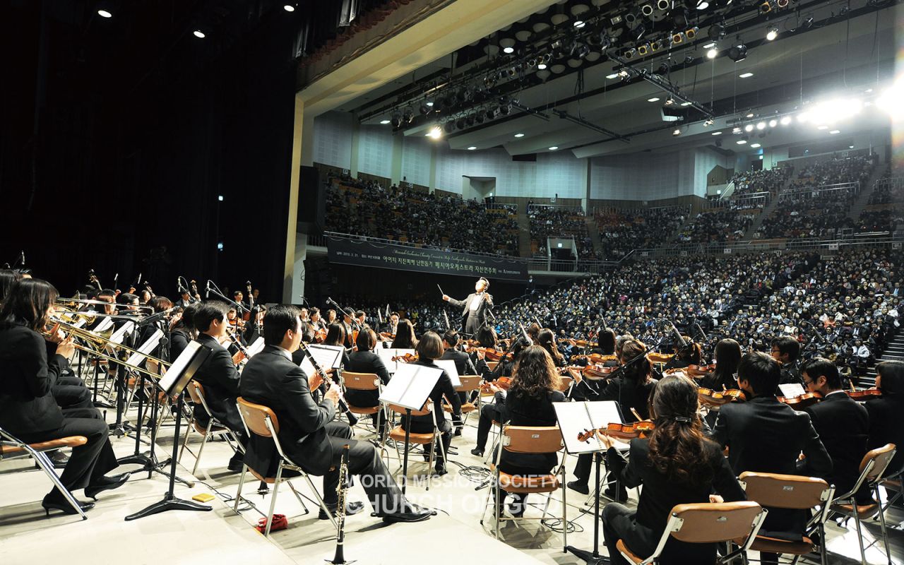 Charitable concert to help Haiti earthquake victims is held at the KBS Hall in Busan on February 21, 2010.