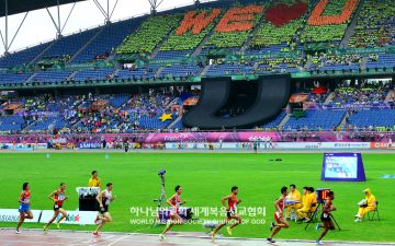 2015 광주하계유니버시아드대회에서 오라 서포터즈가 열띤 응원을 펼치고 있다.