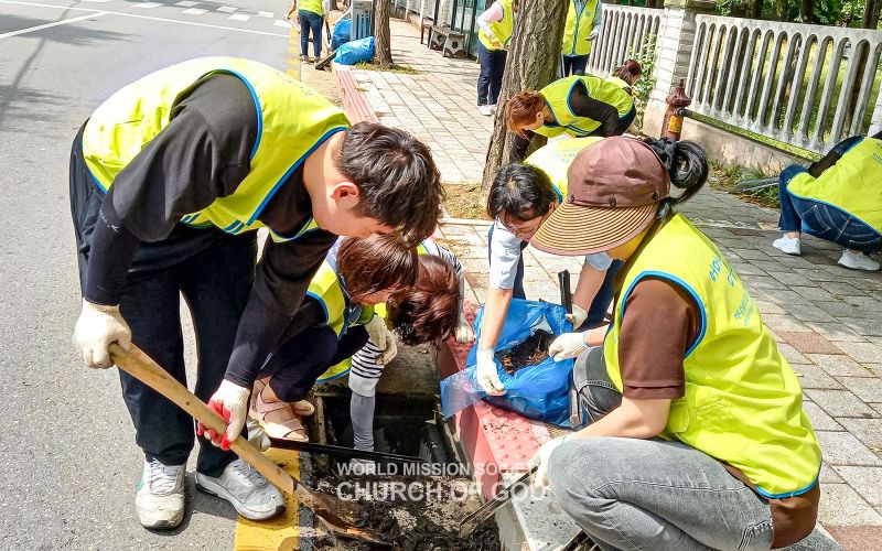 파일:2024 장마철 침수대비 빗물배수구관리 김포장기교회.jpg
