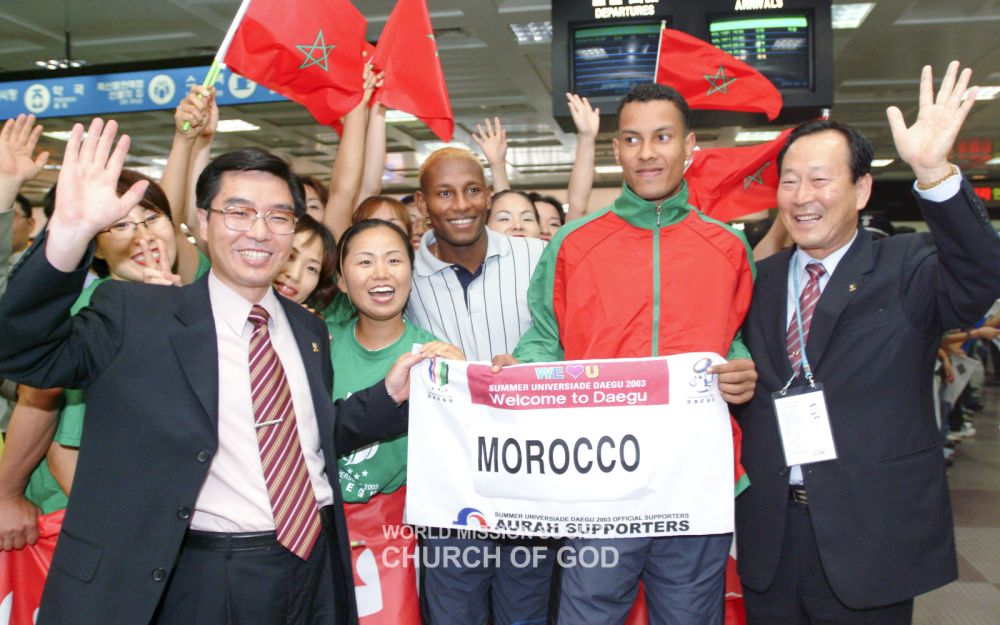 Aura Supporters chào đón đoàn vận động viên Morocco đang nhập cảnh để tham dự Đại hội Universiade Daegu.