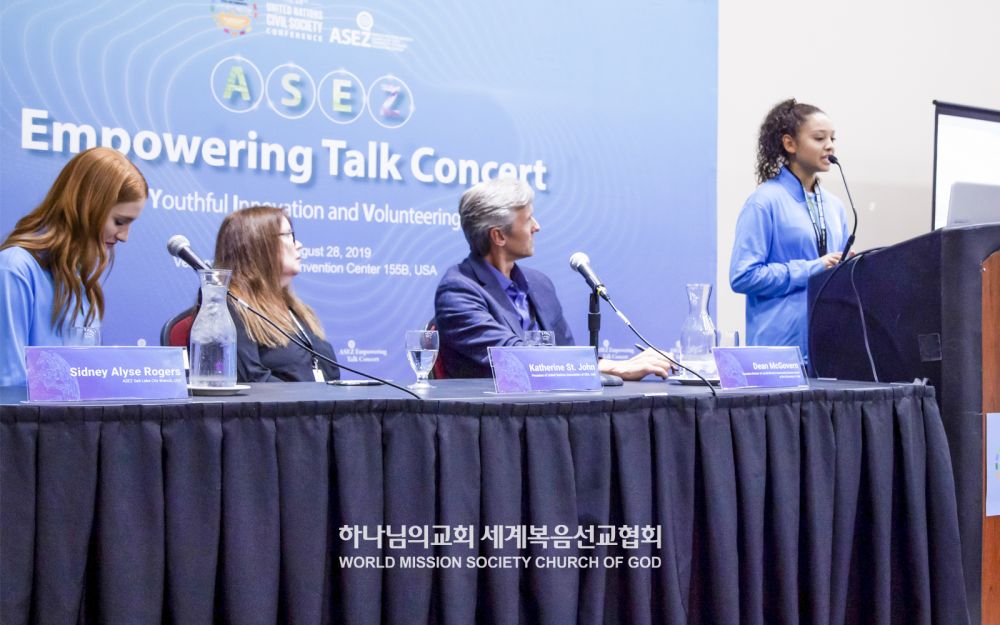 Reduce Crime Together (함께하는 범죄예방) 프로젝트 활동계획을 소개하는 ASEZ 회원