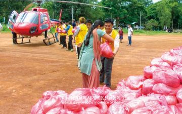 헬기를 사용해 도로가 막힌 산간 마을 세르퉁, 티플링 등지에 식량을 지원한 네팔 하나님의 교회