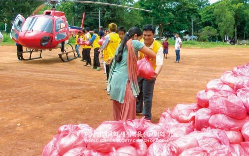 헬기를 사용해 도로가 막힌 산간 마을 세르퉁, 티플링 등지에 식량을 지원한 네팔 하나님의 교회