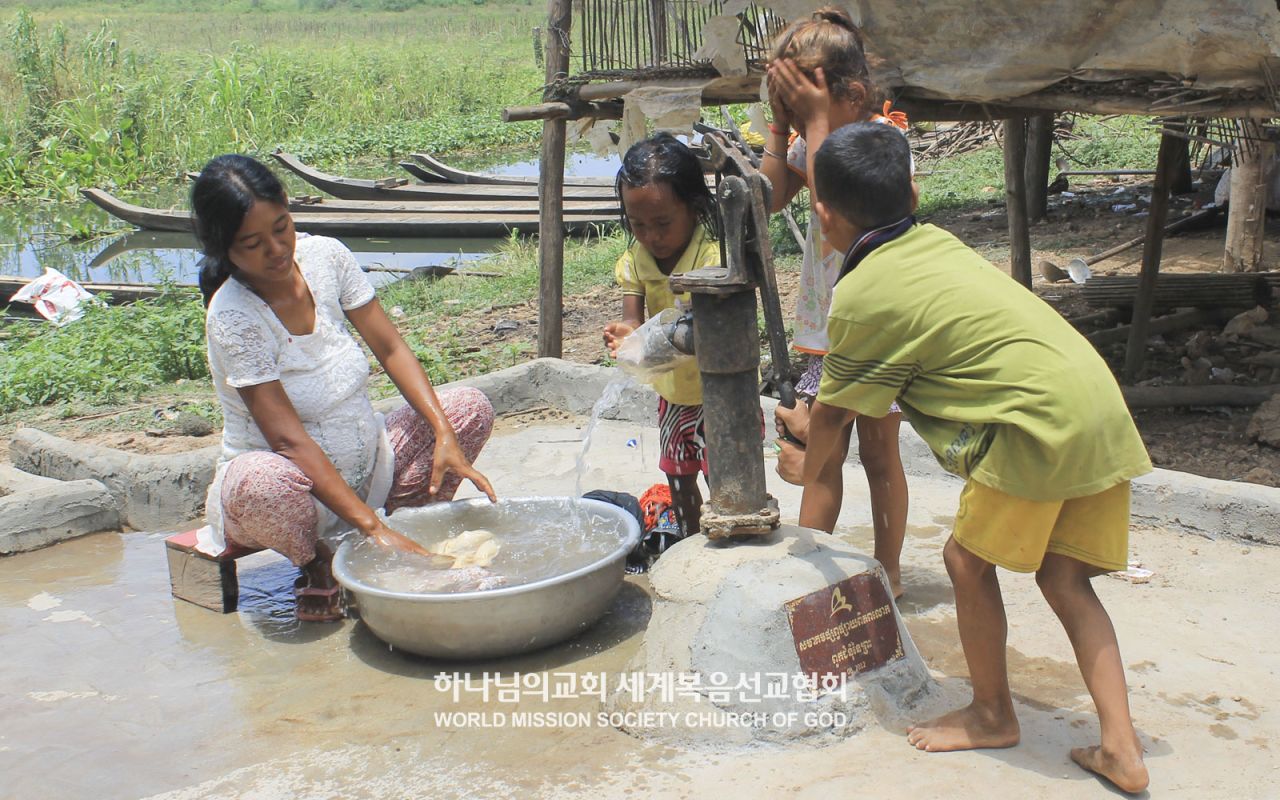 Residents of Thkol Village in Traeuy Sla use a water pump donated by the Church of God.