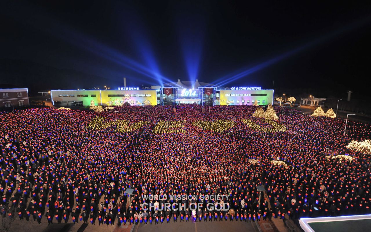 The lantern performance, “The Light That Brightens the World,” participated by 10,500 members