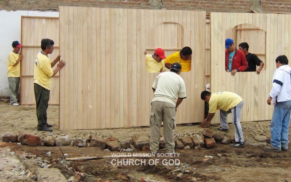 파일:페루-리마-하나님의-교회-지진피해민을-위한-목재건물-신축기증 신축활동14.jpg