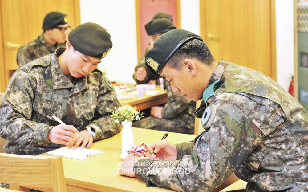 어머니전을 단체관람 한 군 장병들이 '사랑의 우편함' 코너에서 어머니에게 보낼 엽서를 쓰고 있다.