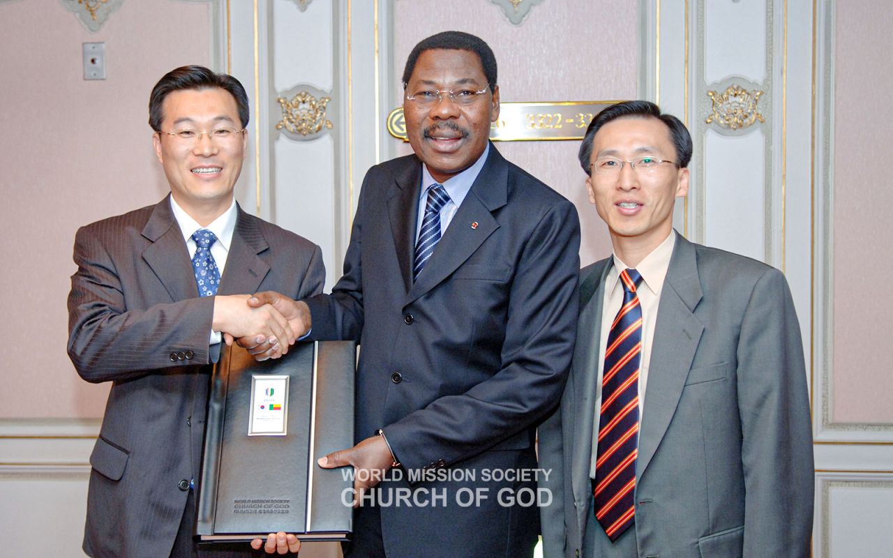 In 2006, President Thomas Boni Yayi of Benin meets with the pastoral staff of the Church of God.