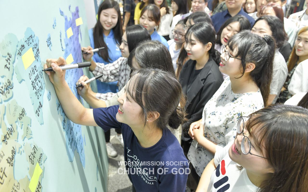 ASEZ members sign to become the “Change Makers” for a sustainable future.