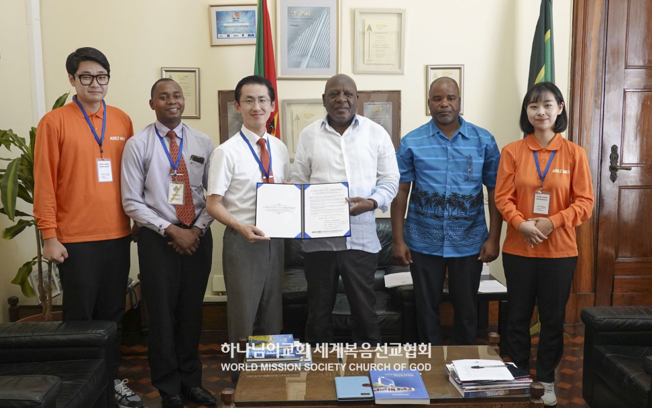 The Mayor of Maputo, who expressed support for ASEZ WAO activities (fourth from the left).