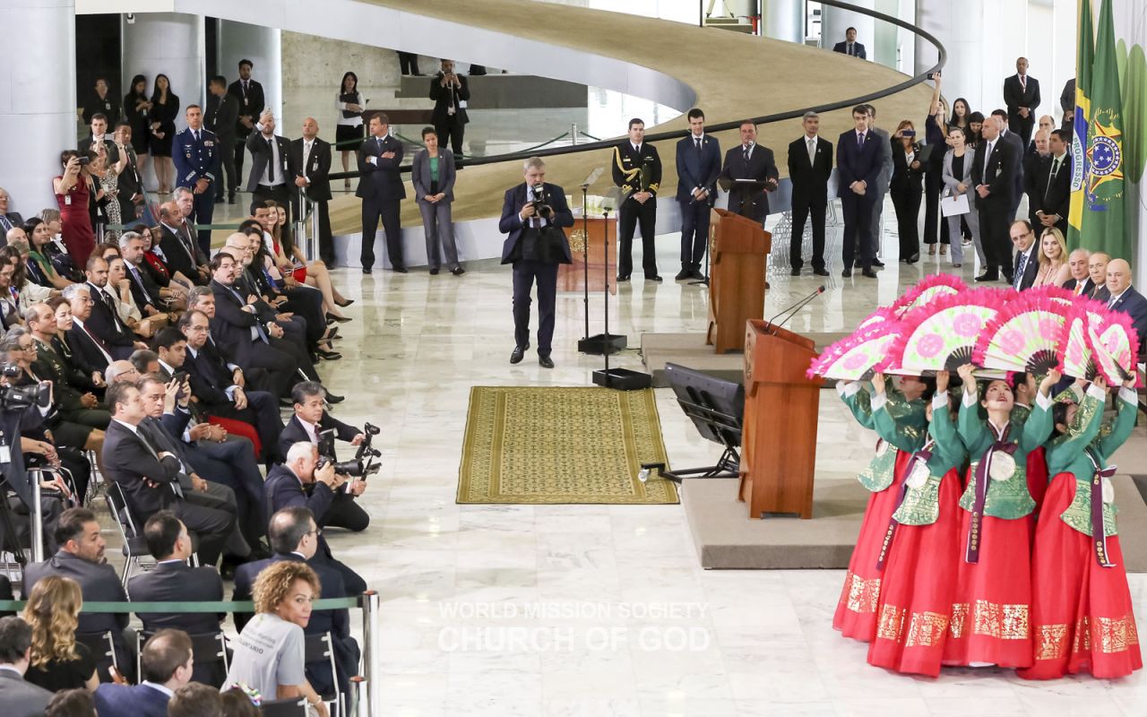On August 28, 2018, ASEZ members were invited to the National Volunteer Day ceremony held at the Presidential Palace in Brazil and performed a fan dance.