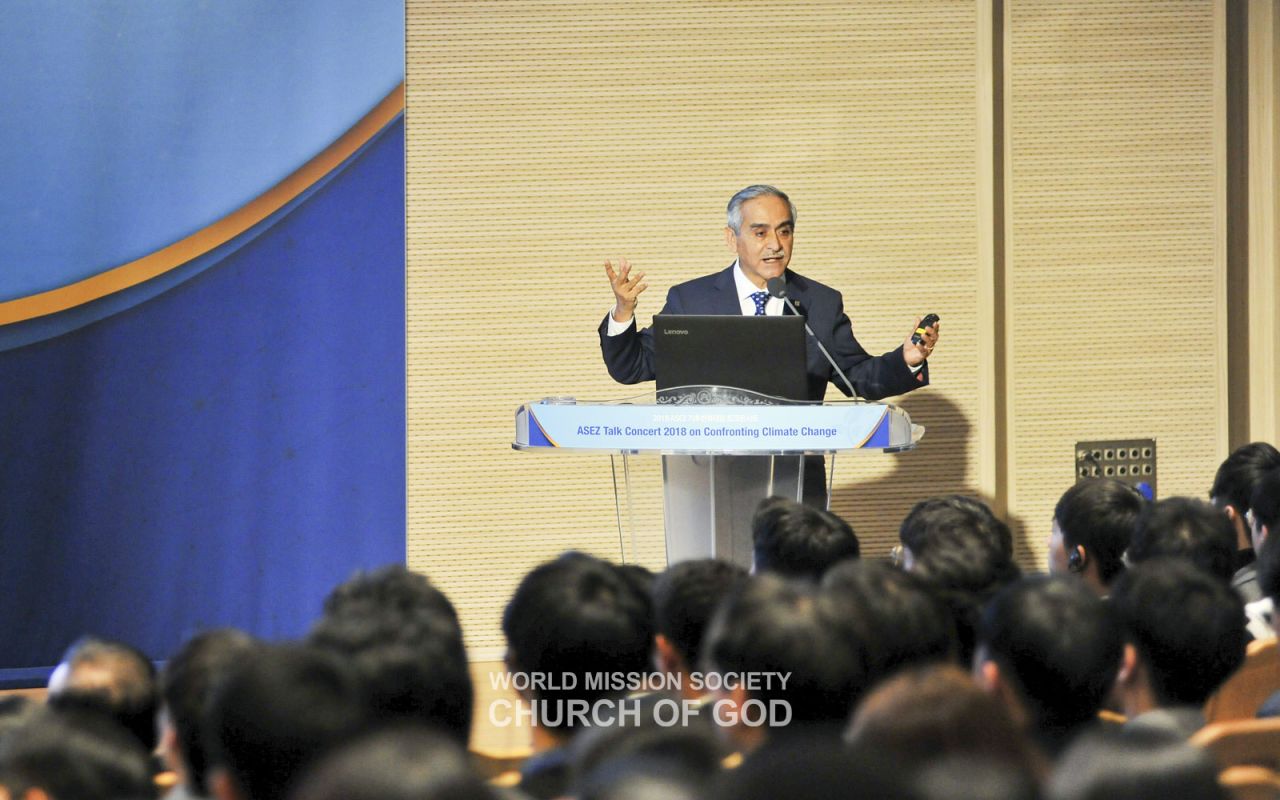 Duberli Rodriguez, President of Peru’s Supreme Court, urged university students to take the lead in solving environmental problems.