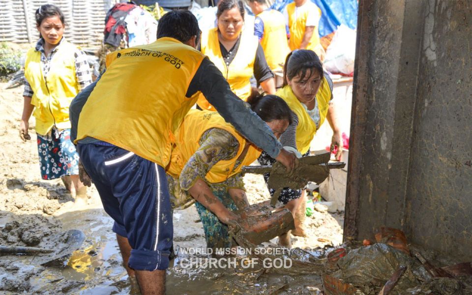 파일:네팔 하나님의 교회-이타하리 수해복구.jpg