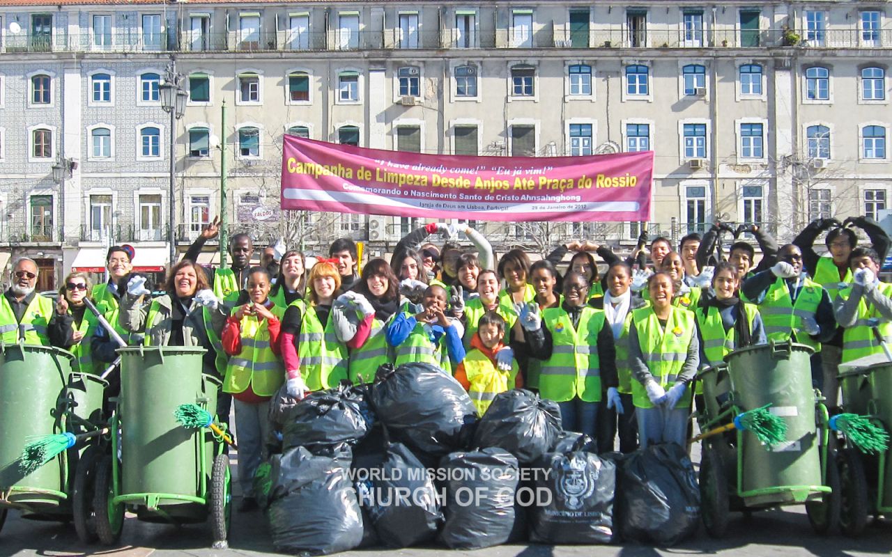 Worldwide environmental cleanup campaign at Rossio Square
