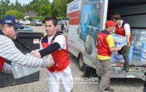 캐나다 에드먼턴 하나님의 교회-홍수피해 물품지원.jpg