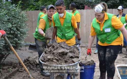 워싱턴D.C., NY 뉴윈저 등 여러 지역 하나님의 교회 성도들이 웨스트버지니아주 클렌데닌에서 수해복구에 힘쓰고 있다.