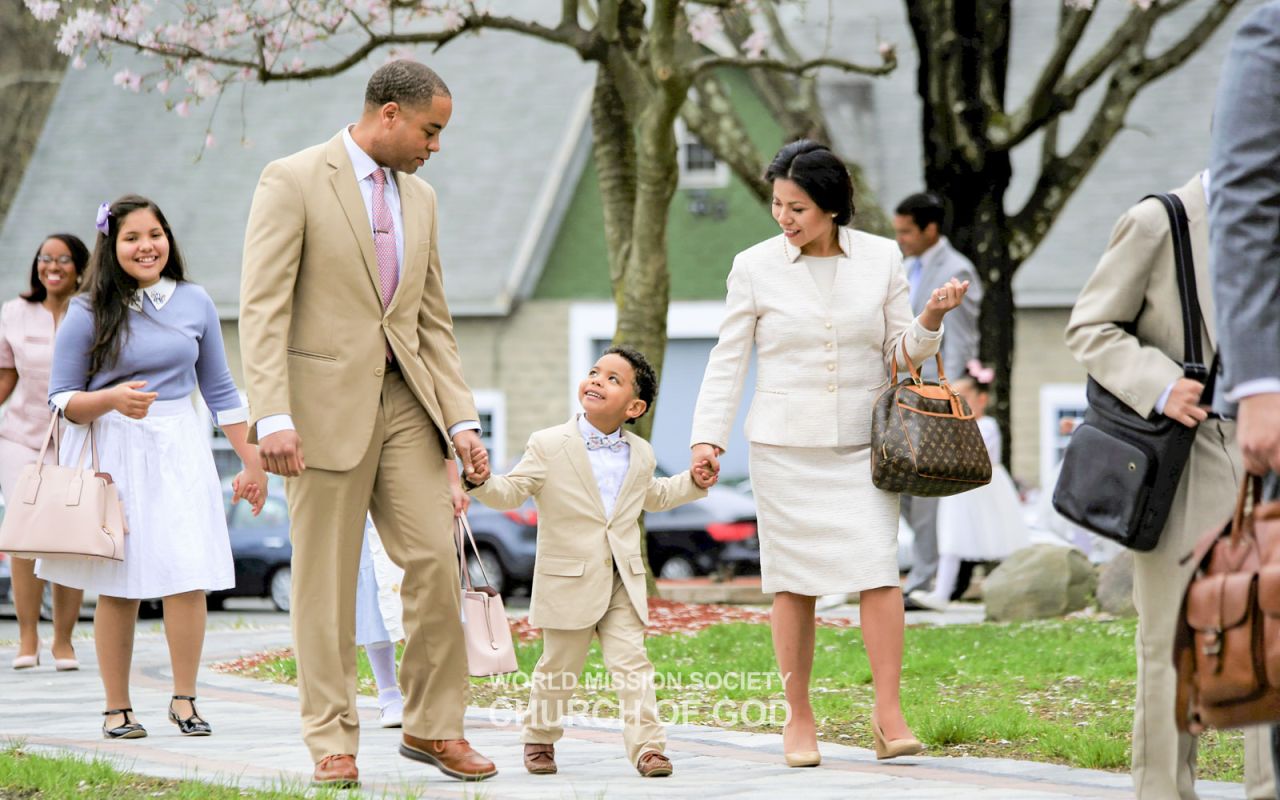 Los miembros de la Iglesia de Dios de New Windsor, NY, EE. UU., se dirigen a la iglesia para celebrar la Pascua.
