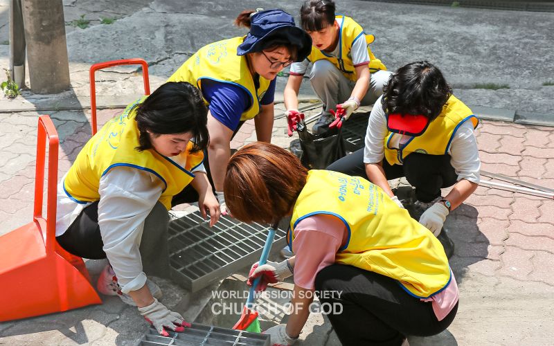 파일:2023년 장마철 침수대비 빗물 배수구 관리-서울도봉방학교회.jpg