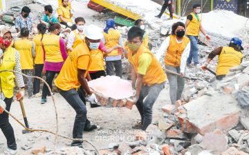 지진으로 무너진 건물 잔해를 치우는 카트만두 성도들