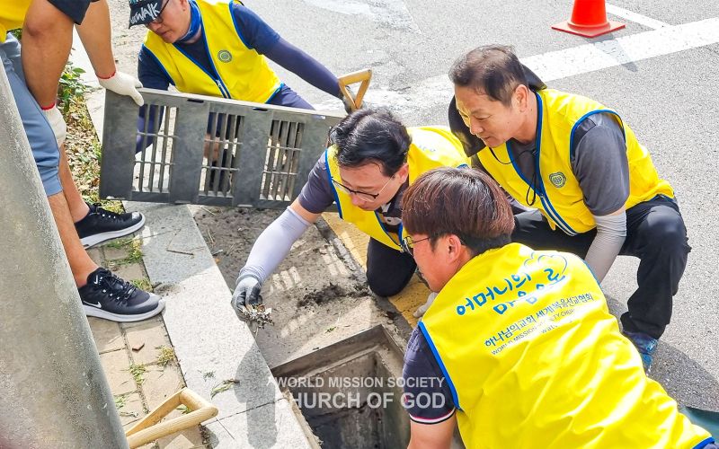 파일:수원권선호매실 2023장마철 침수대비 빗물배수구관리 금곡동 중심상가지역 20230702.jpg