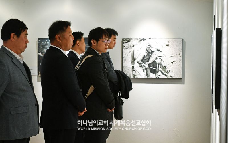 파일:아버지전을 찾은 중장년층의 남성 관람객들.jpg