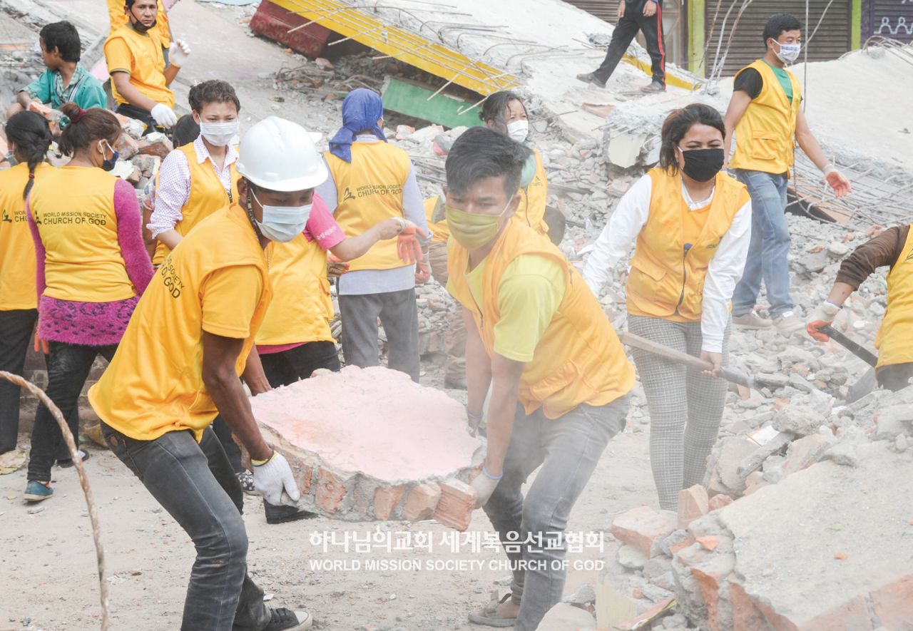 सन् २०१५मा नेपालमा गएको भूकम्पपछि उद्धार कार्यमा जुटेका काठमाडौं परमेश्वरको मण्डलीका सन्तहरू