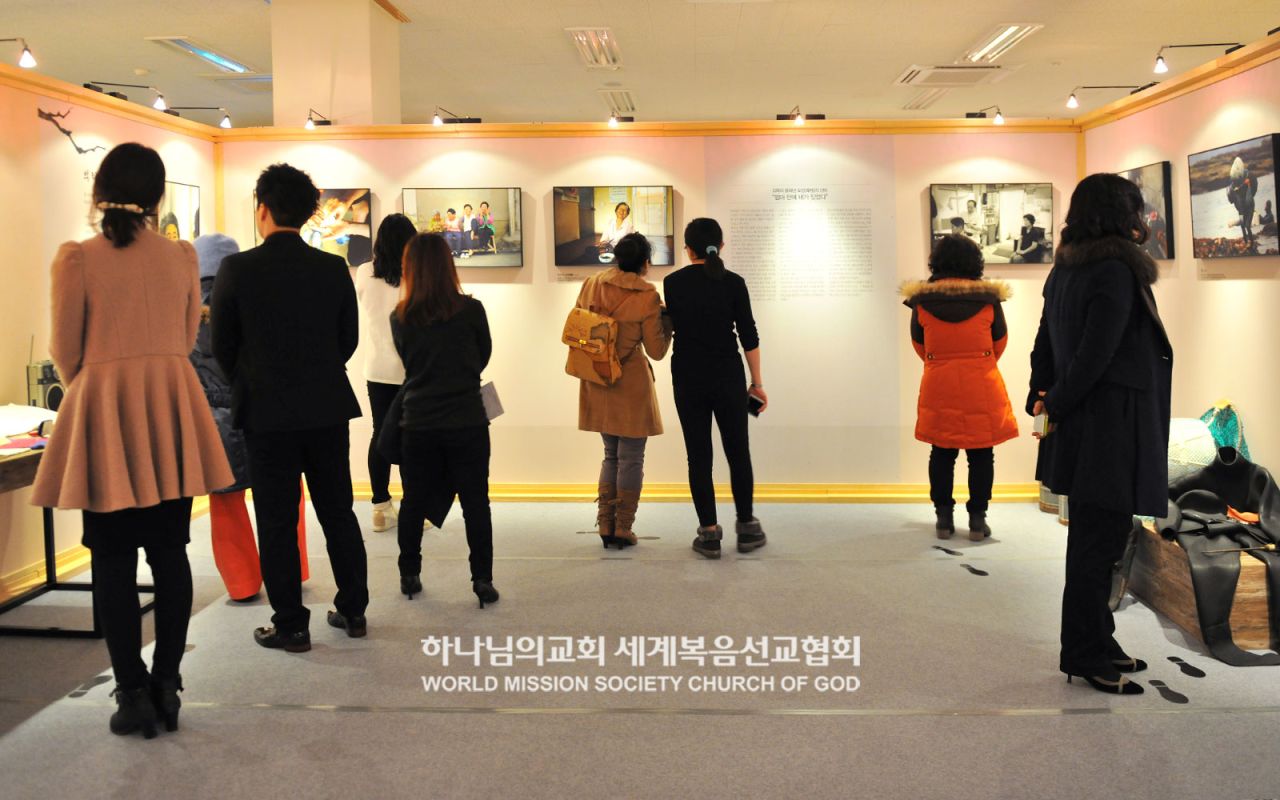 시민들이 포항북구 하나님의 교회에서 열린 '우리 어머니' 글과 사진전을 관람하고 있다.