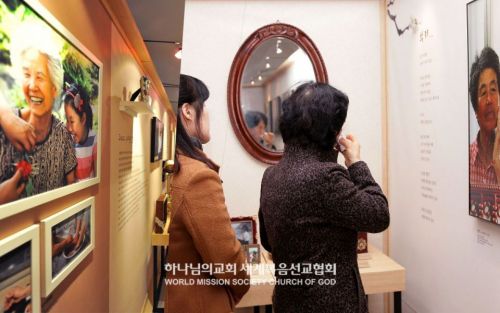 '우리 어머니' 글과 사진전에서 작품을 관람하는 시민들