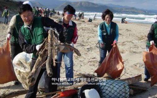 포항 신항만에서 실시한 환경정화운동