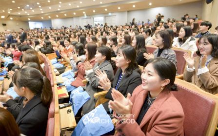 토크콘서트를 통해 환경문제 해결방안을 함께 모색한 ASEZ 회원들